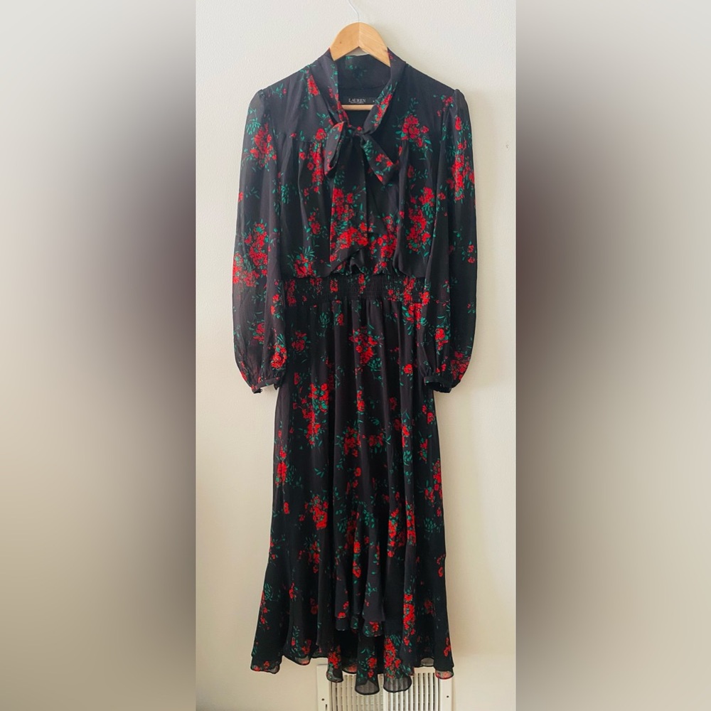 Lauren Ralph Lauren Floral Georgette Tie-Neck Dress size 8
Black labels